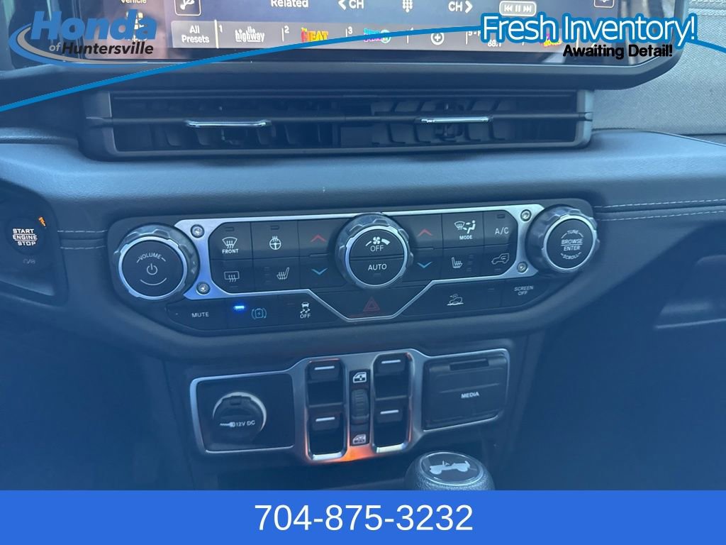 Used 2024 Jeep Wrangler Unlimited Sahara image 25