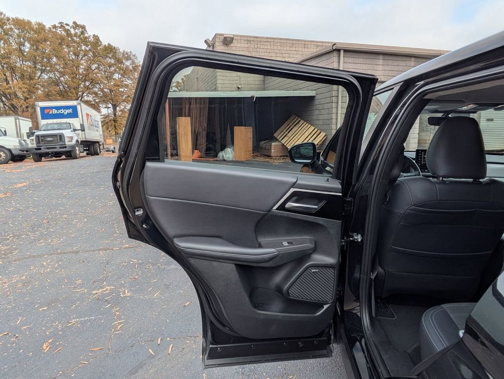 Used 2025 Mitsubishi Outlander SE image 24