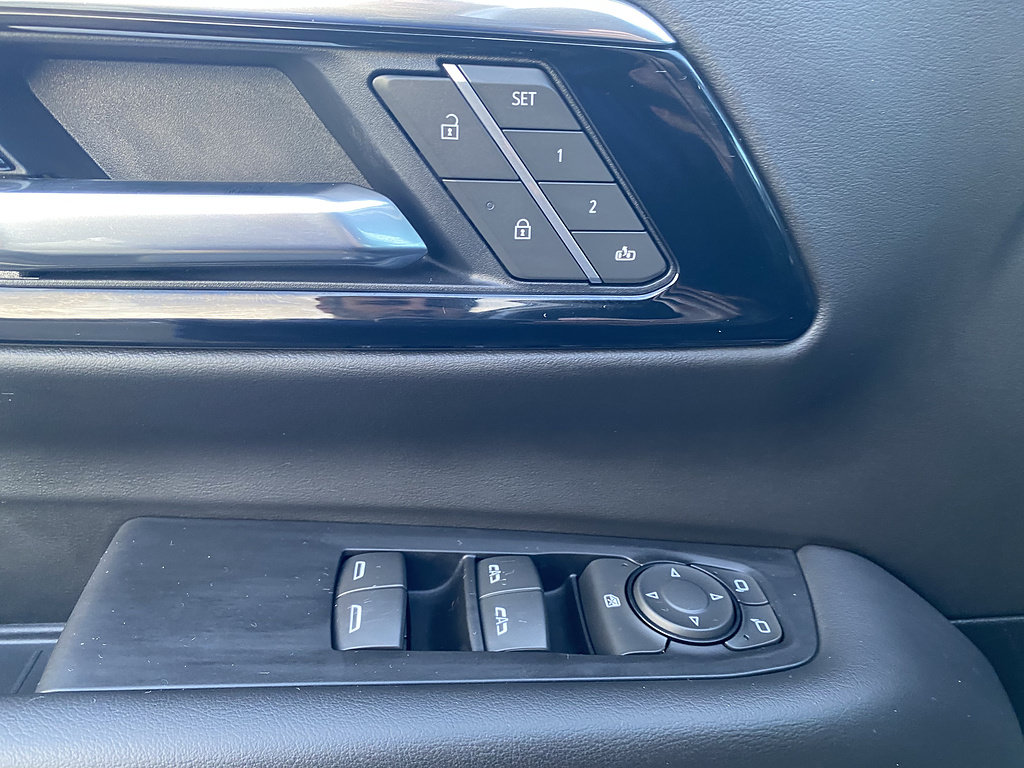 Used 2025 Chevrolet Suburban Z71 AWD/4WD image 19