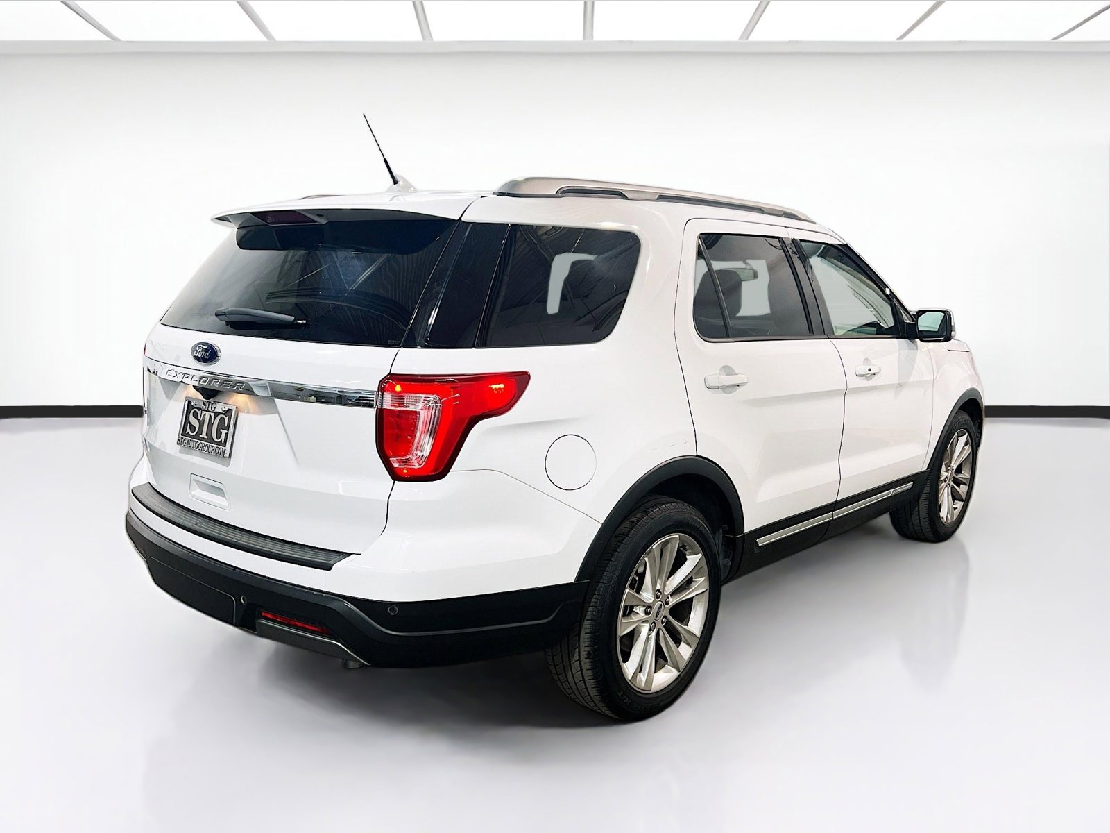 Used 2019 Ford Explorer XLT w/ Equipment Group 202A image 4