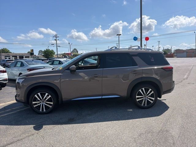 Used 2024 Nissan Pathfinder Platinum w/ Black Appearance Package AWD/4WD image 6