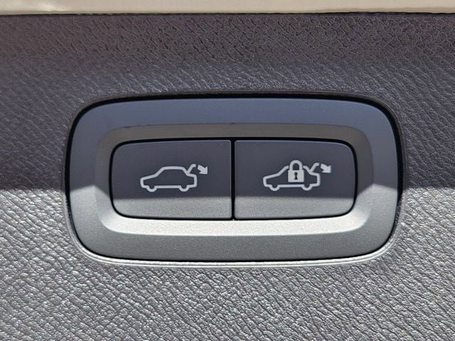 New 2026 Volvo XC90 B6 Ultra w/ Protection Package image 17