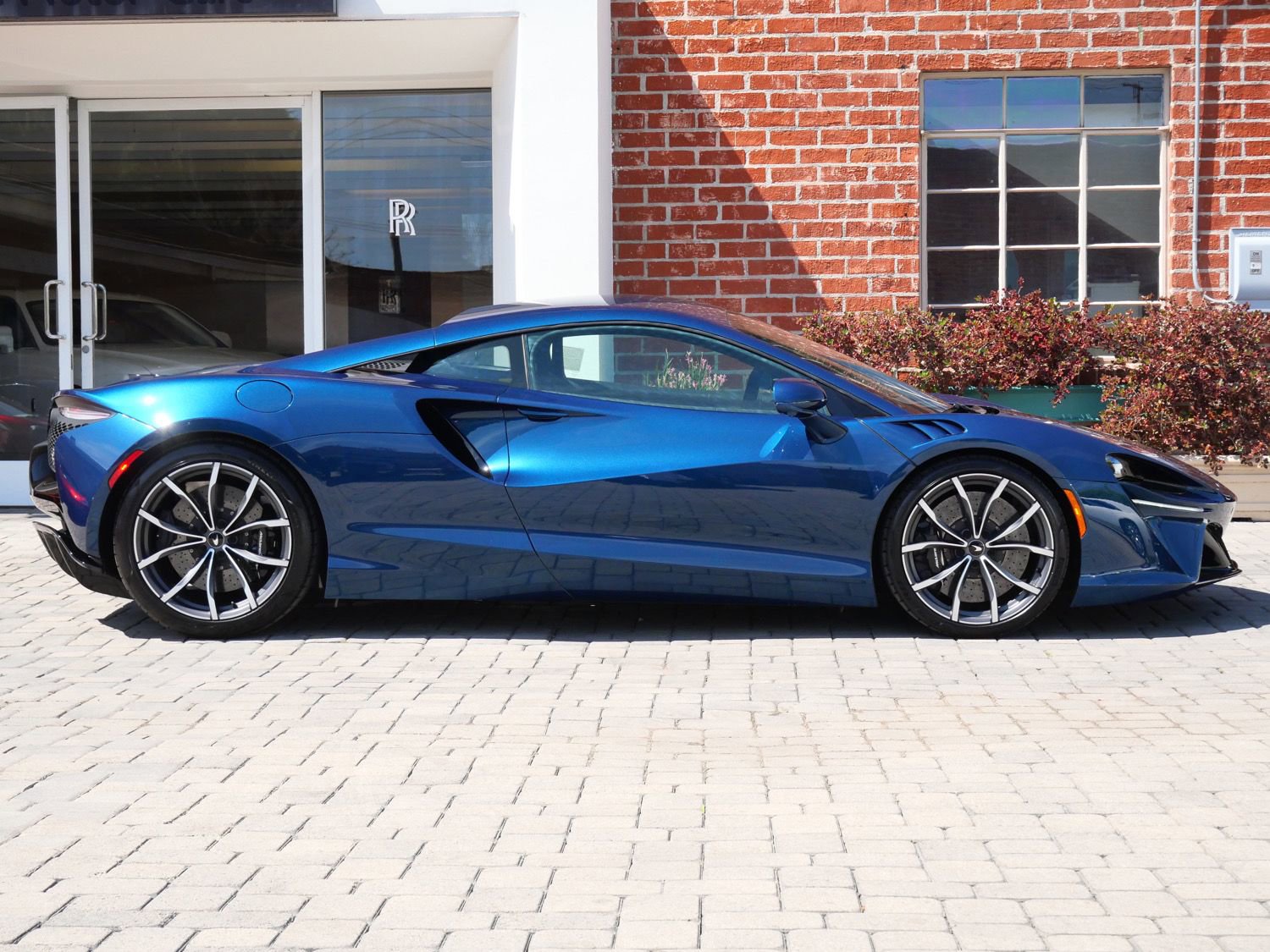 Used 2023 McLaren Artura RWD image 3