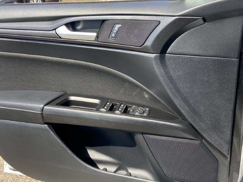 Used 2018 Ford Fusion SE w/ Equipment Group 201A FWD image 18