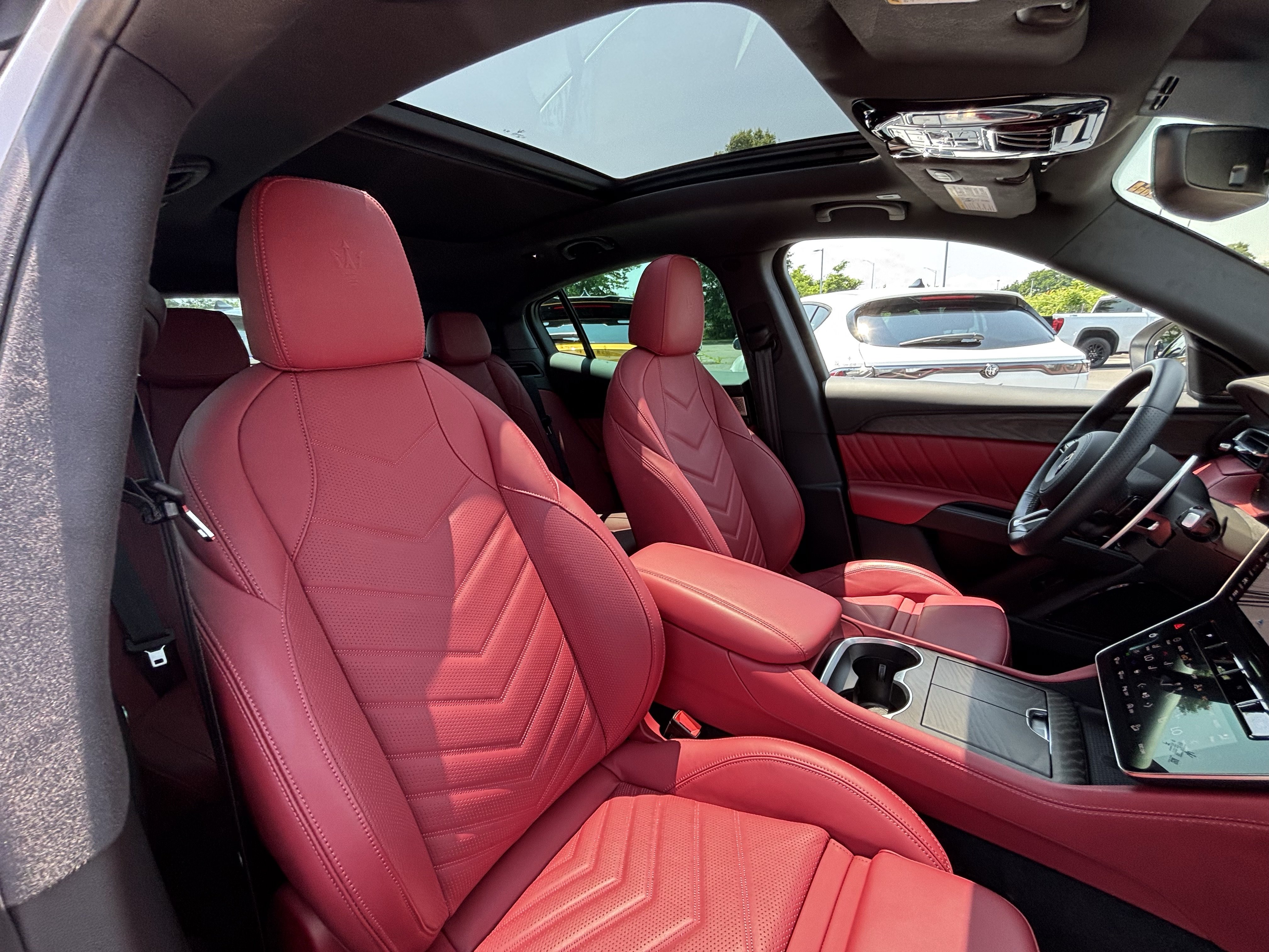 Used 2025 Maserati Grecale Folgore AWD/4WD image 32