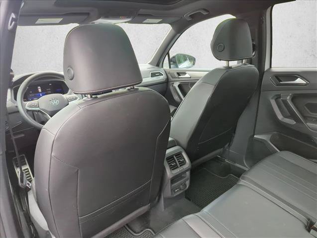Certified 2023 Volkswagen Tiguan SE R-Line FWD image 17