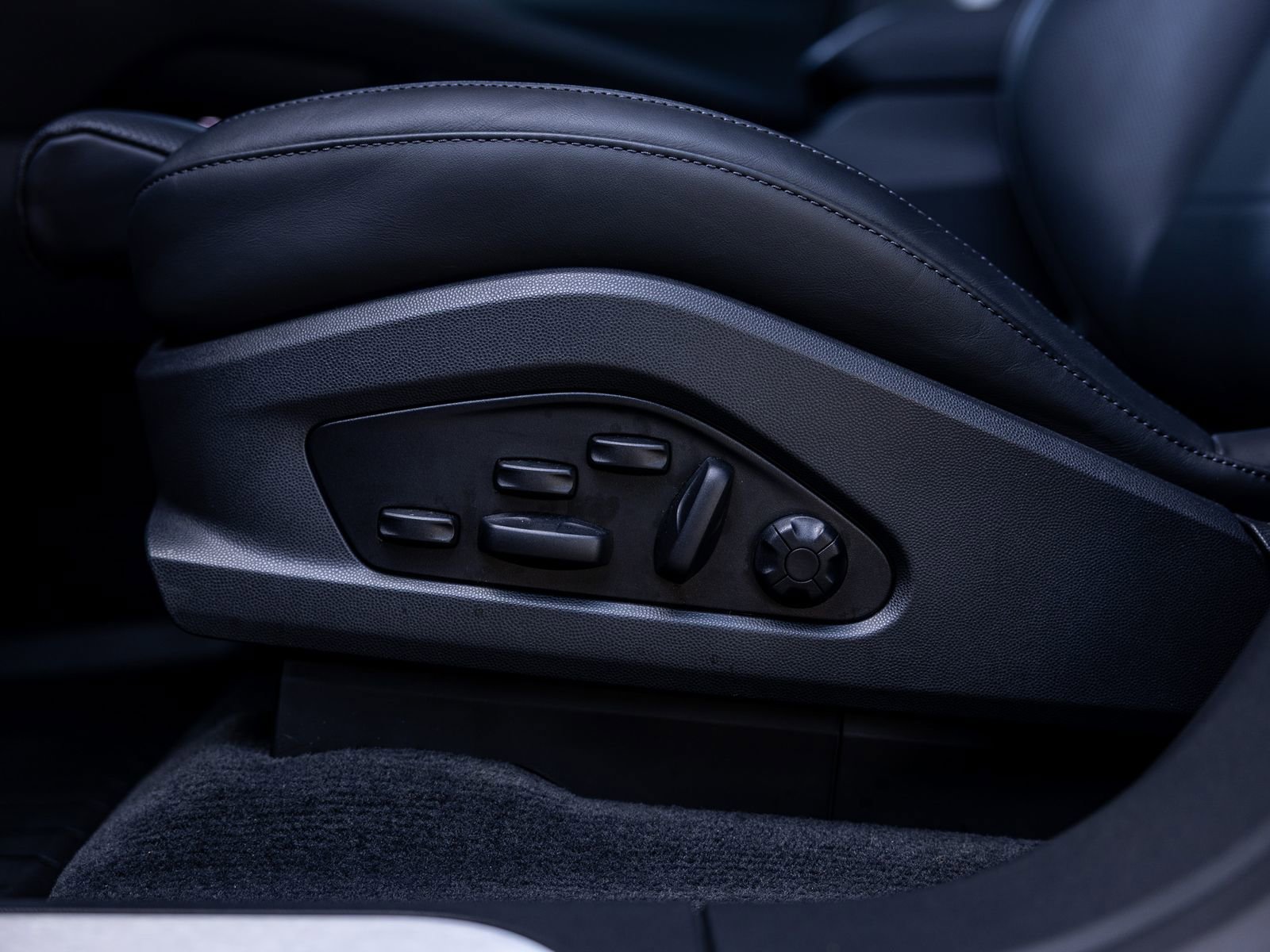 Certified 2025 Porsche Macan Electric RWD image 41