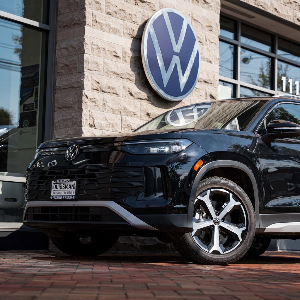 New 2025 Volkswagen Tiguan SE image 3