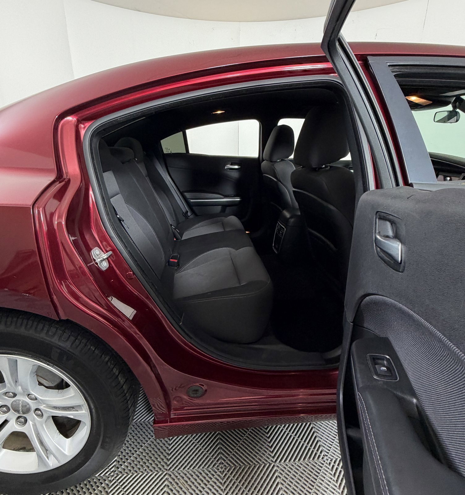 Used 2018 Dodge Charger SXT image 5