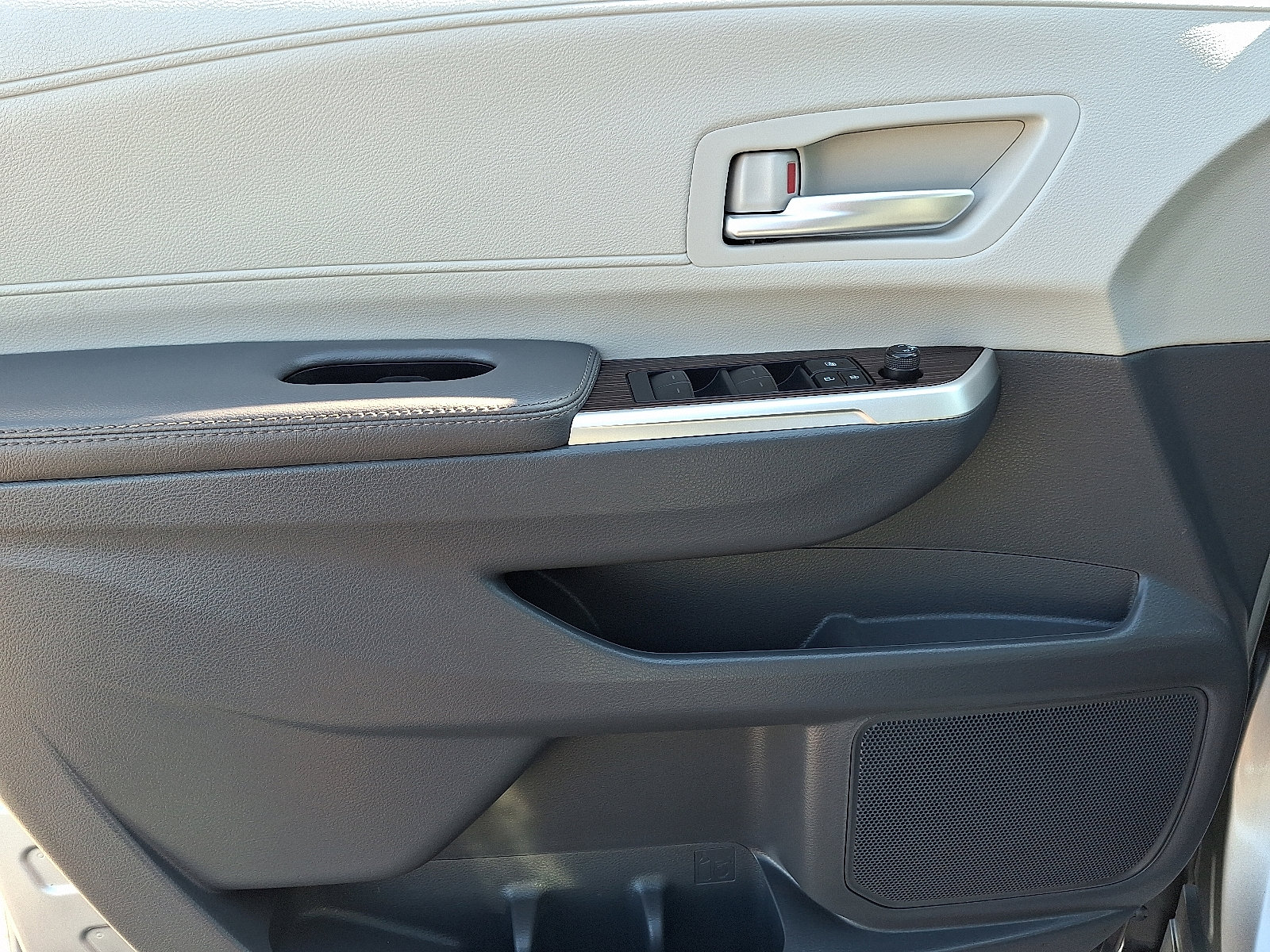 Certified 2024 Toyota Sienna XLE image 13