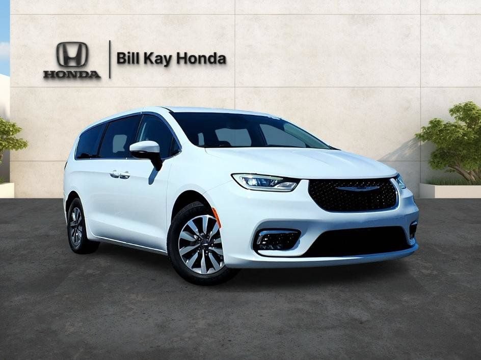 Used 2023 Chrysler Pacifica Touring-L FWD image 1