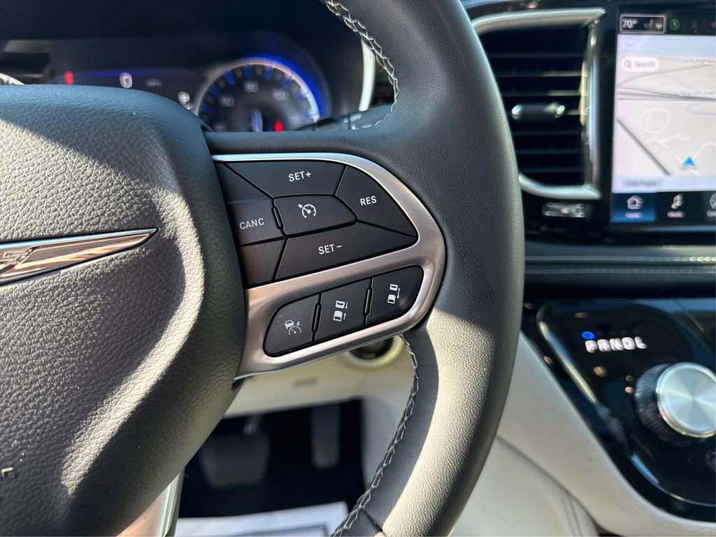 Used 2024 Chrysler Pacifica Limited FWD image 30