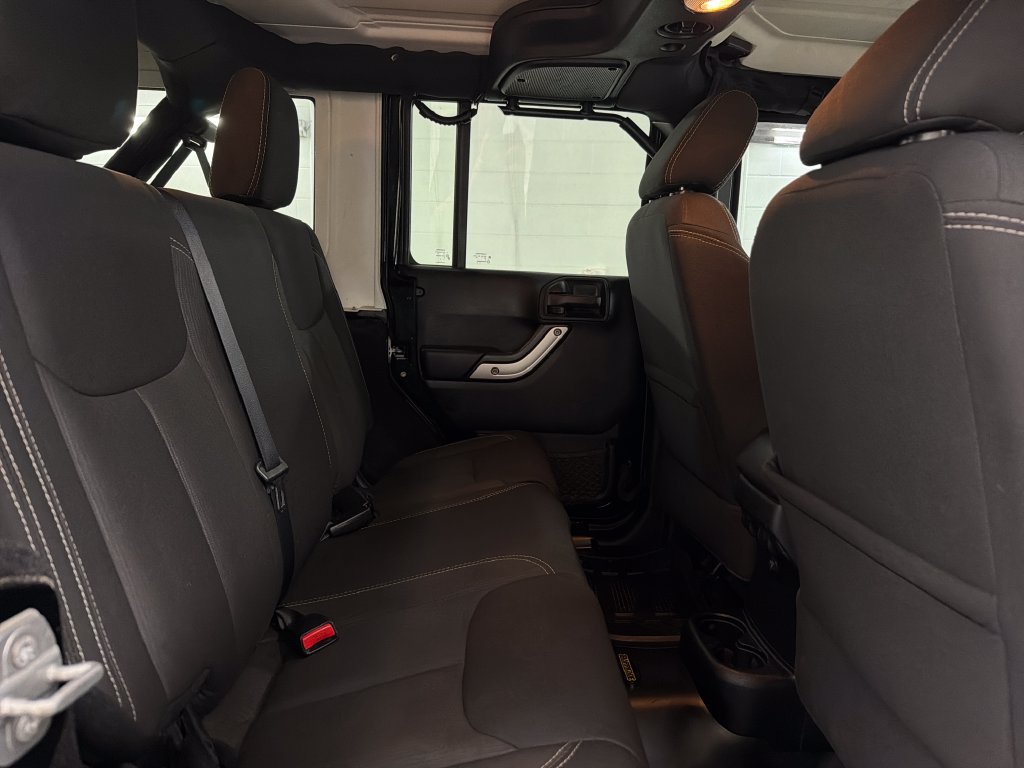 Used 2015 Jeep Wrangler Unlimited Rubicon w/ Connectivity Group AWD/4WD image 26