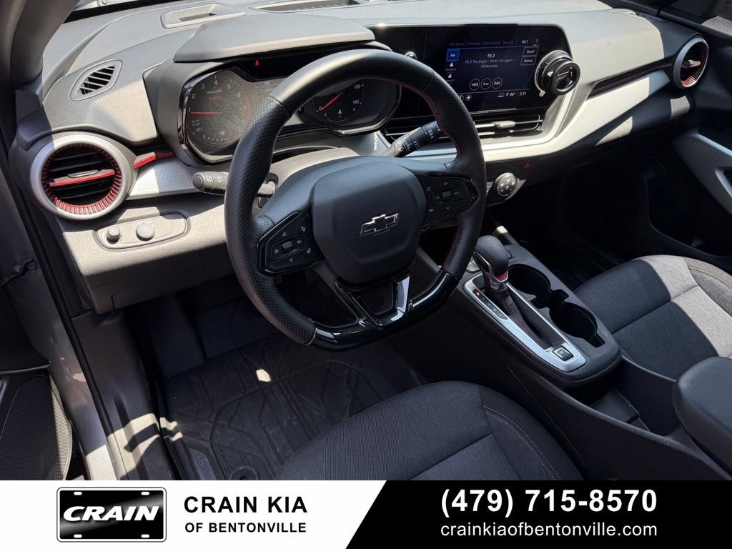 Used 2025 Chevrolet Trax RS FWD image 9