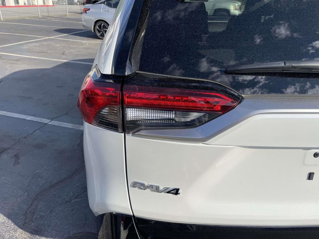 Used 2025 Toyota RAV4 XSE AWD/4WD image 17
