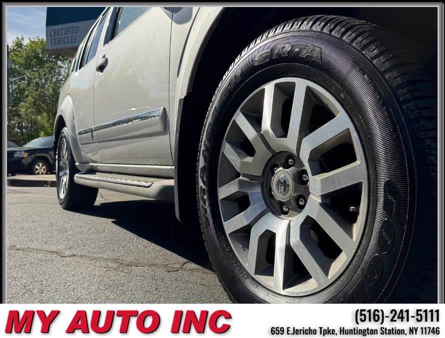 Used 2011 Nissan Pathfinder LE w/ Navigation Pkg image 9