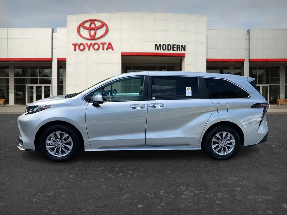 Certified 2025 Toyota Sienna XLE FWD image 7