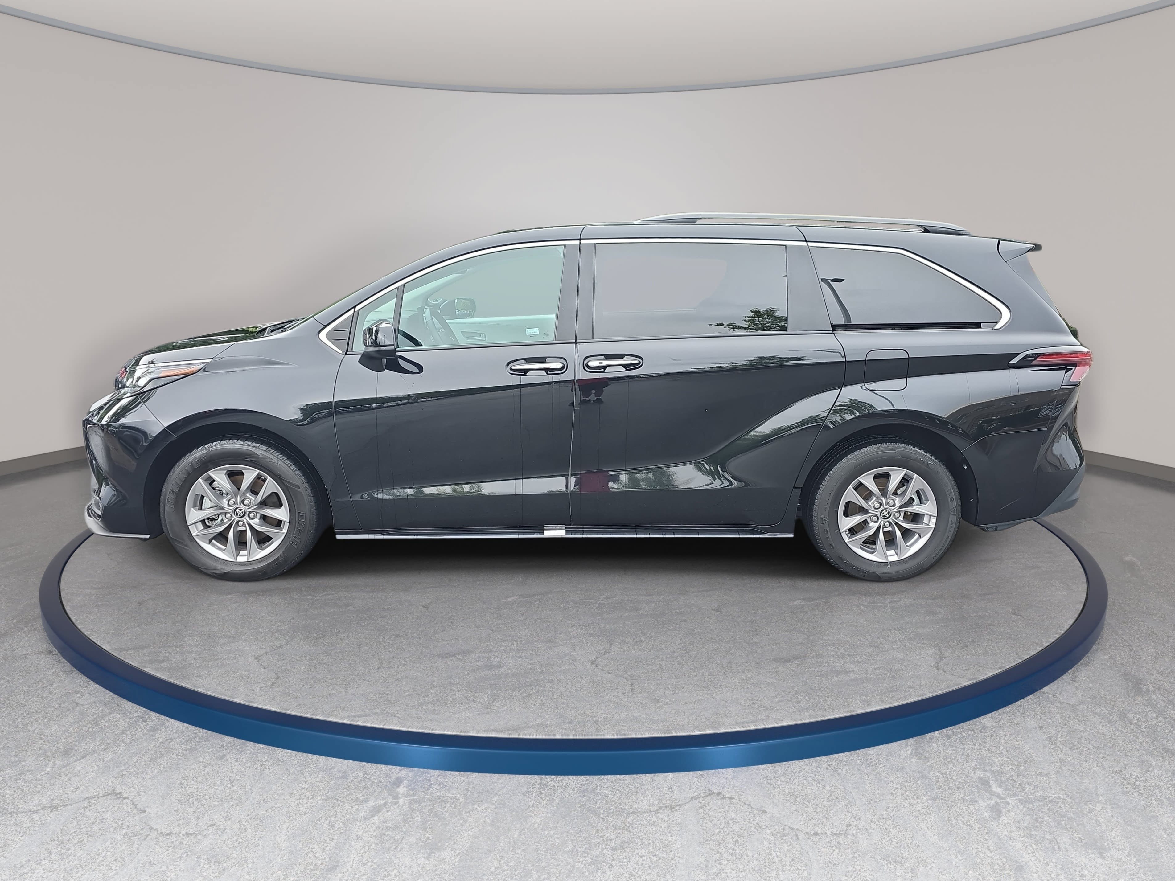 Used 2025 Toyota Sienna XLE FWD image 8