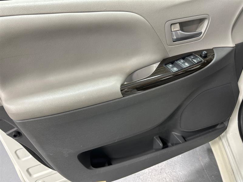 Used 2015 Toyota Sienna XLE image 23