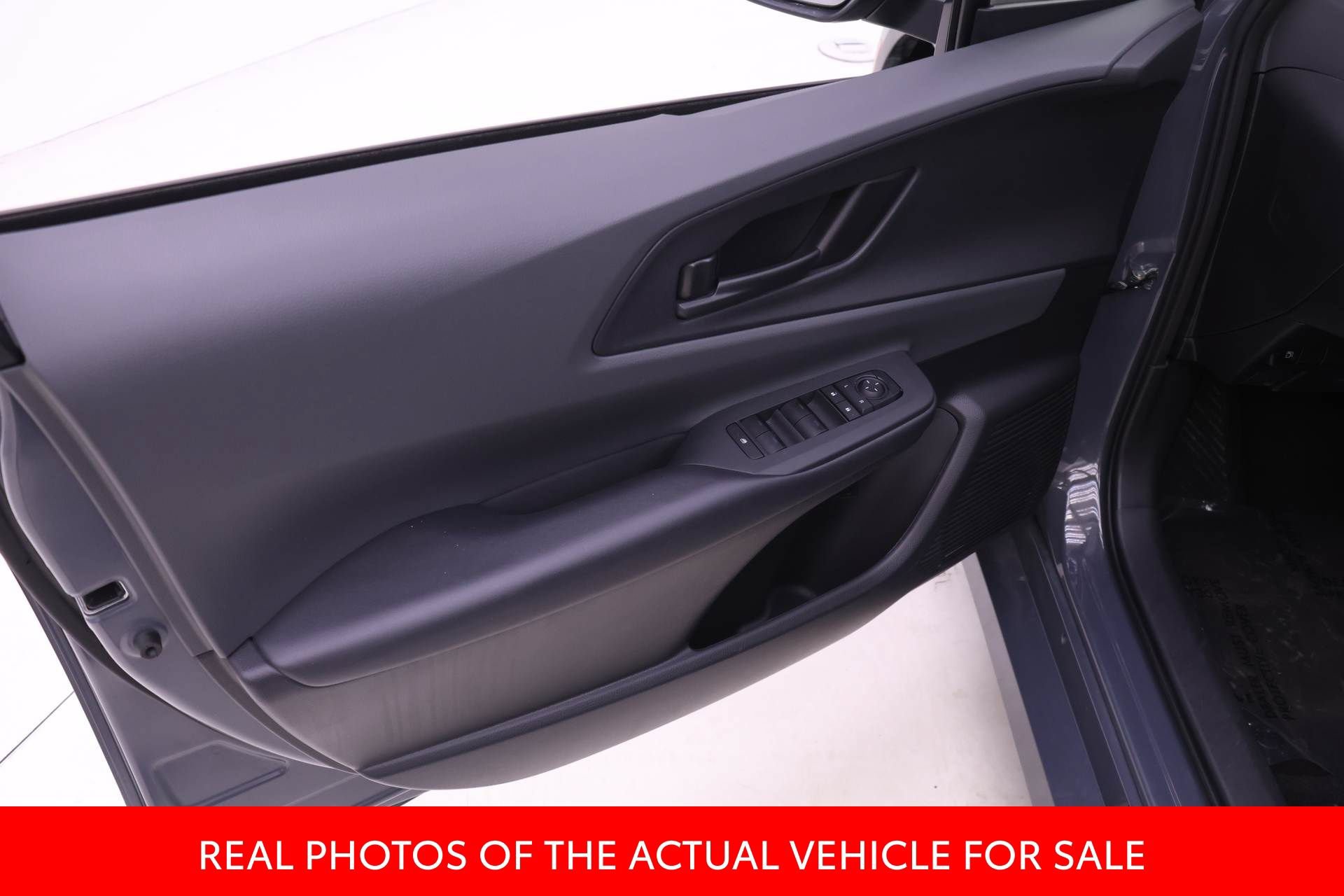 Certified 2025 Toyota Prius LE FWD image 9