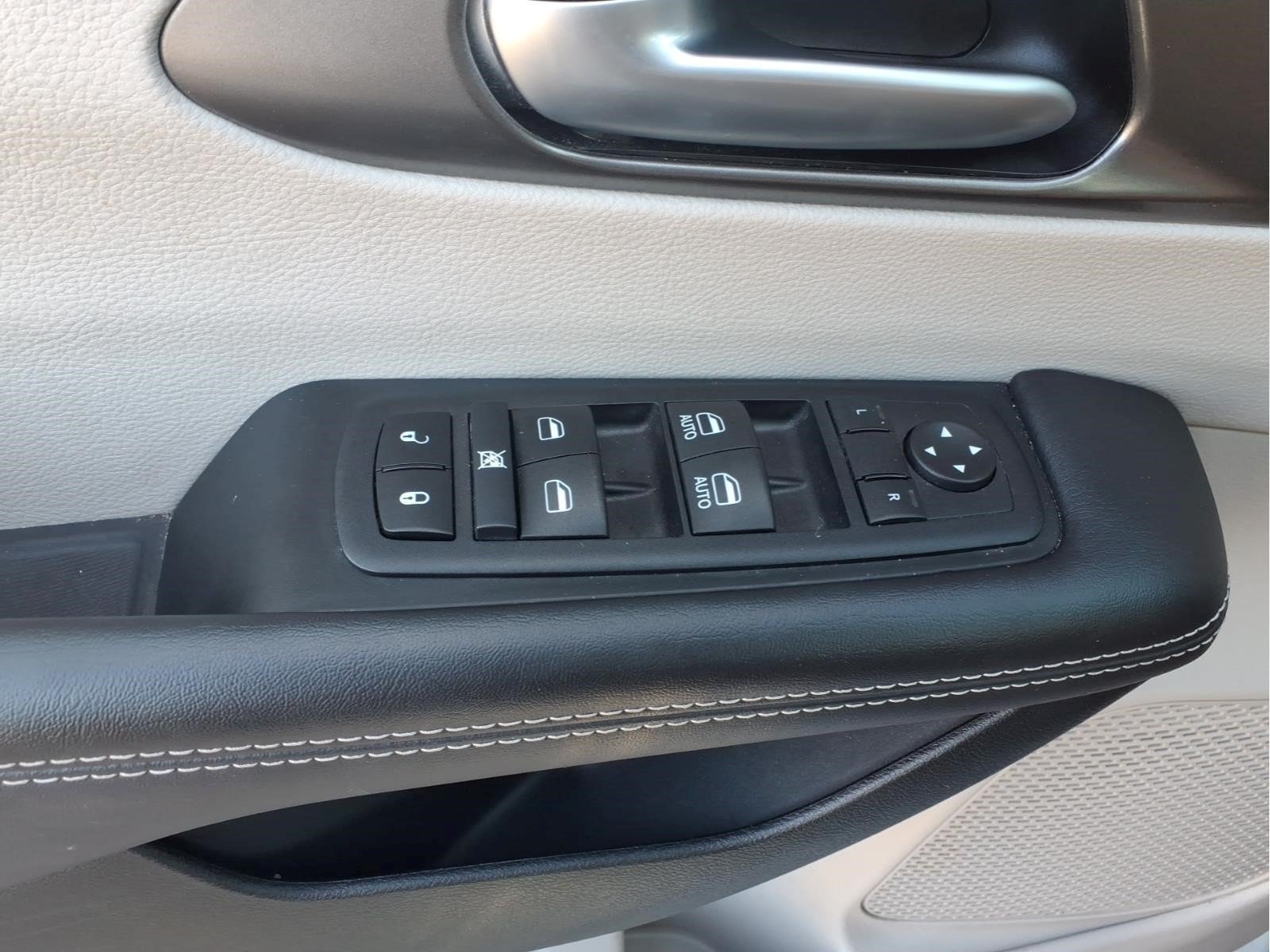 Used 2024 Chrysler Pacifica Touring-L FWD image 22