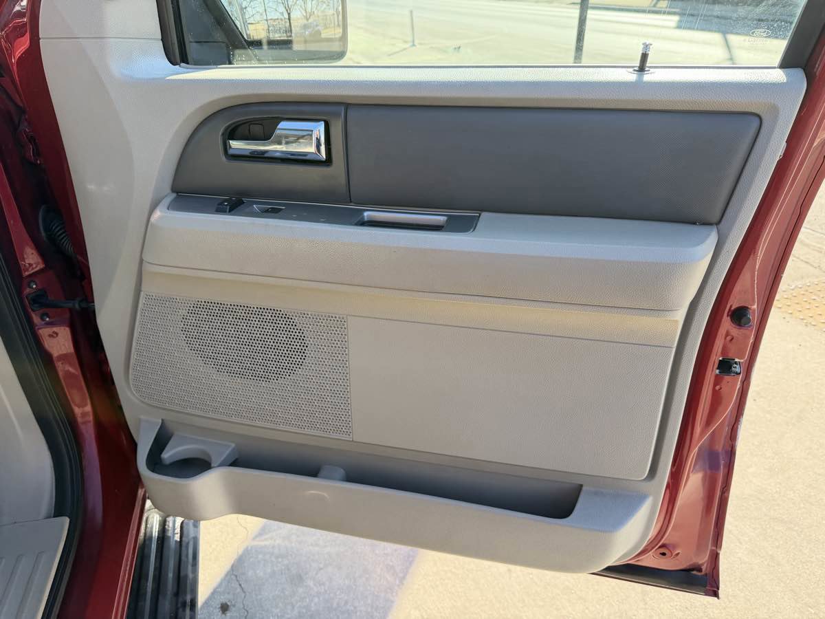 Used 2013 Ford Expedition XLT image 24