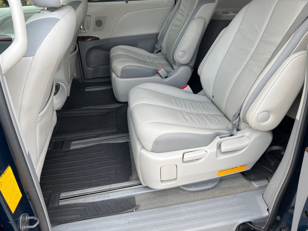 Used 2012 Toyota Sienna Limited w/ Premium Pkg image 9