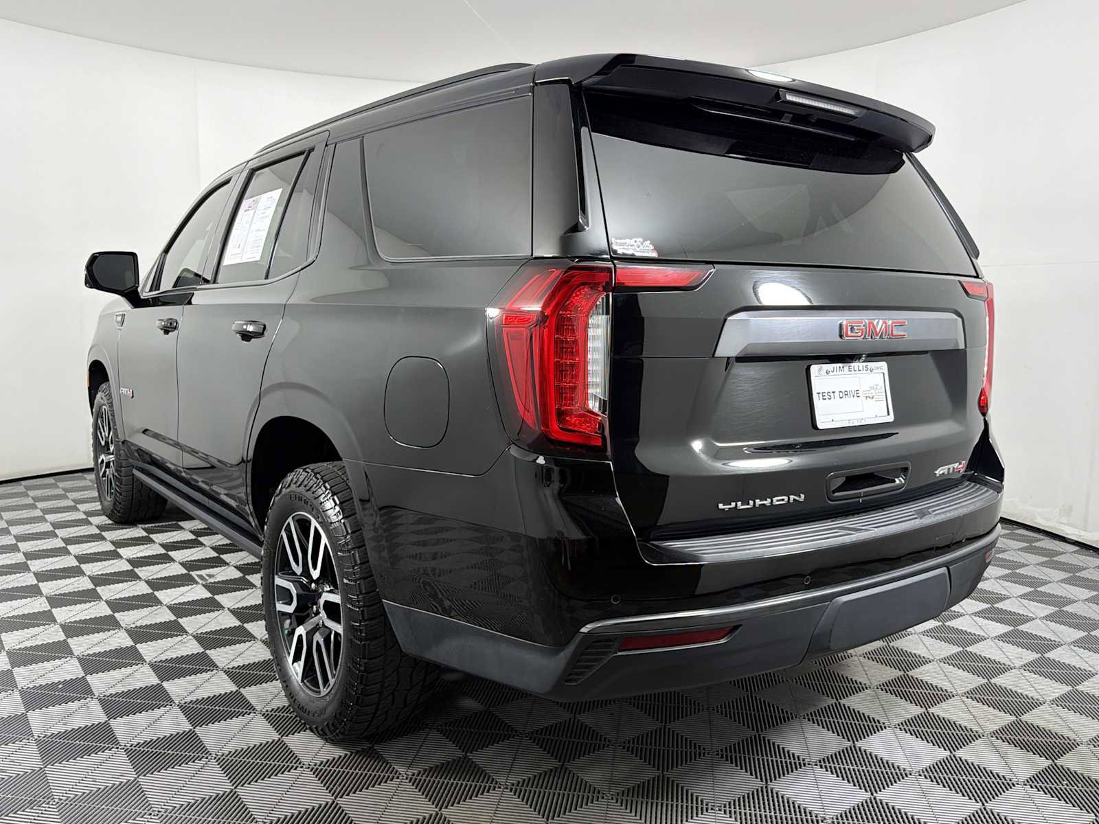 Used 2021 GMC Yukon AT4 w/ AT4 Premium Package AWD/4WD image 4