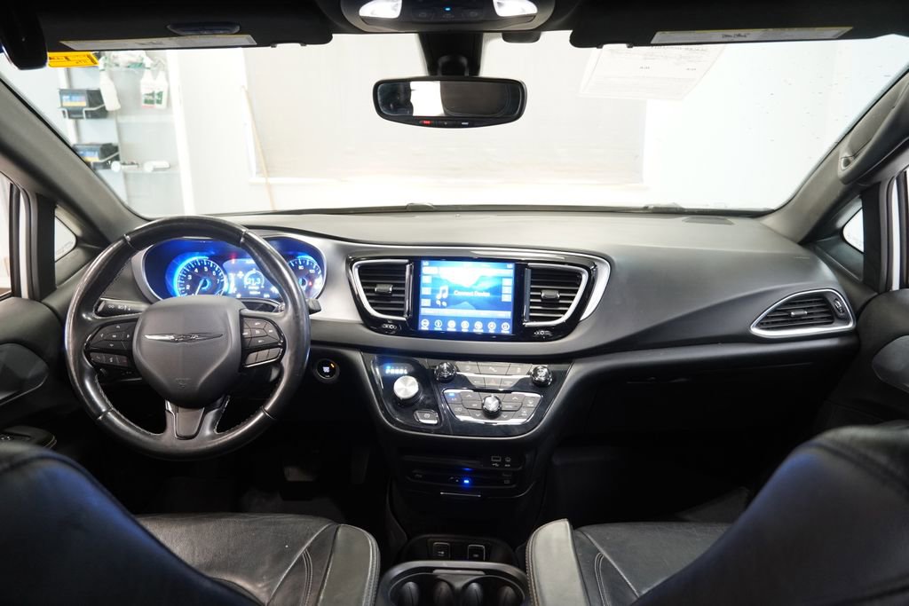 Used 2018 Chrysler Pacifica Touring-L Plus w/ S Appearance Package FWD image 18