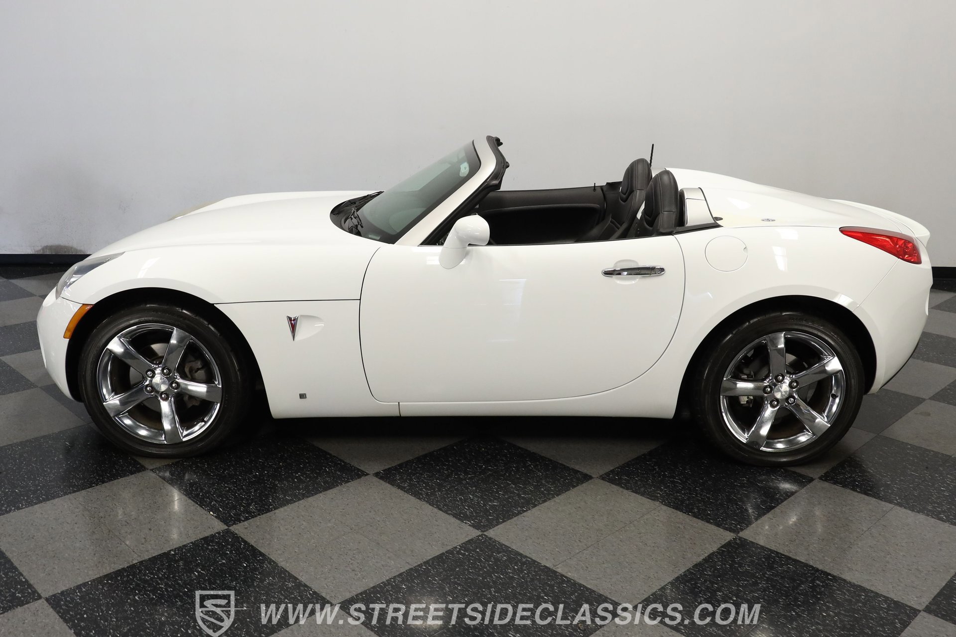 Used 2007 Pontiac Solstice Convertible w/ Premium Package image 2