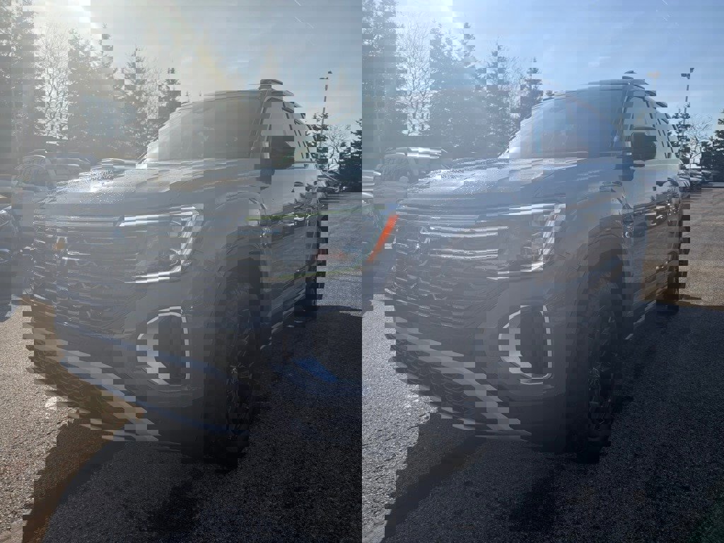 Used 2025 Volkswagen Atlas Peak Edition SE image 3