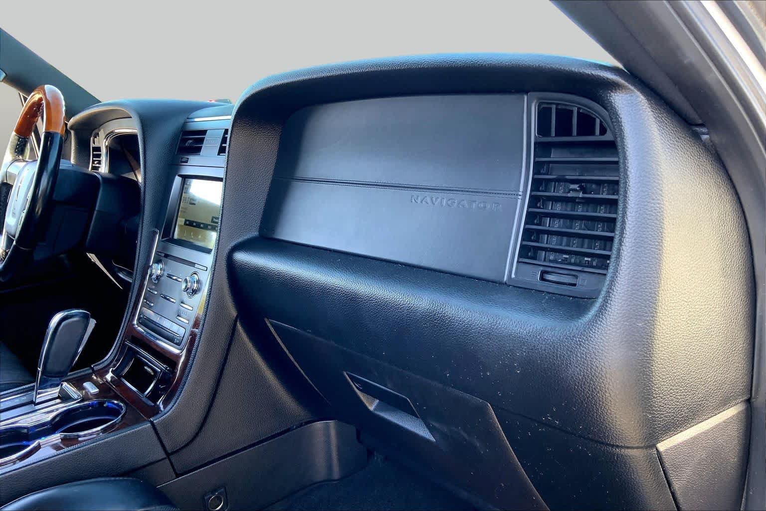 Used 2017 Lincoln Navigator Select RWD image 19
