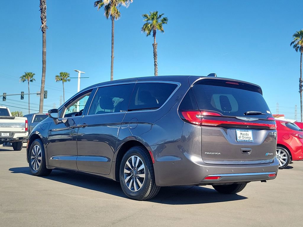 Used 2022 Chrysler Pacifica Touring-L w/ Uconnect Theater Family Group image 2