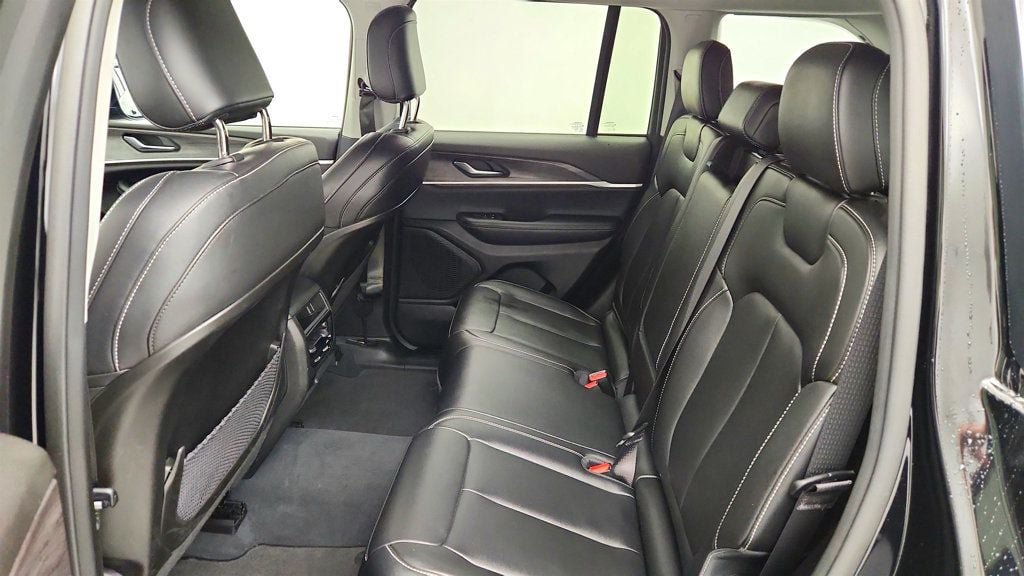 Used 2023 Jeep Grand Cherokee Limited AWD/4WD image 20