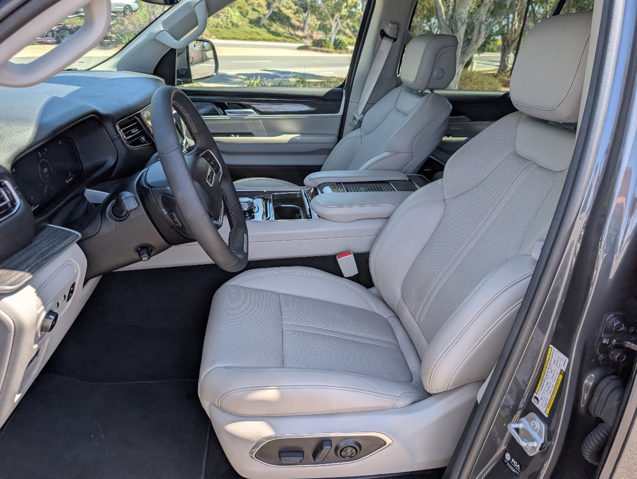 Used 2022 Jeep Wagoneer Series III image 2