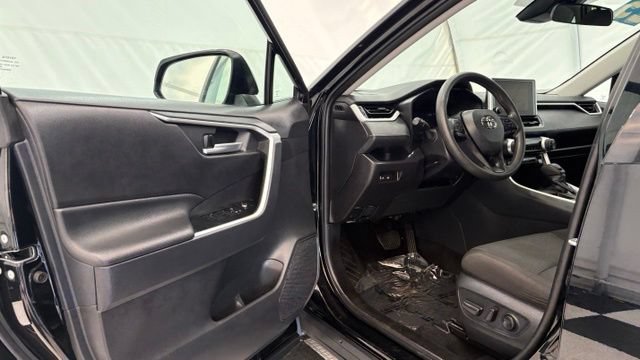 Used 2025 Toyota RAV4 XLE FWD image 31