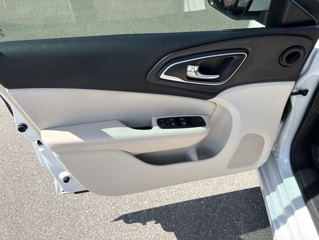 Used 2015 Chrysler 200 Limited w/ Convenience Group FWD image 21