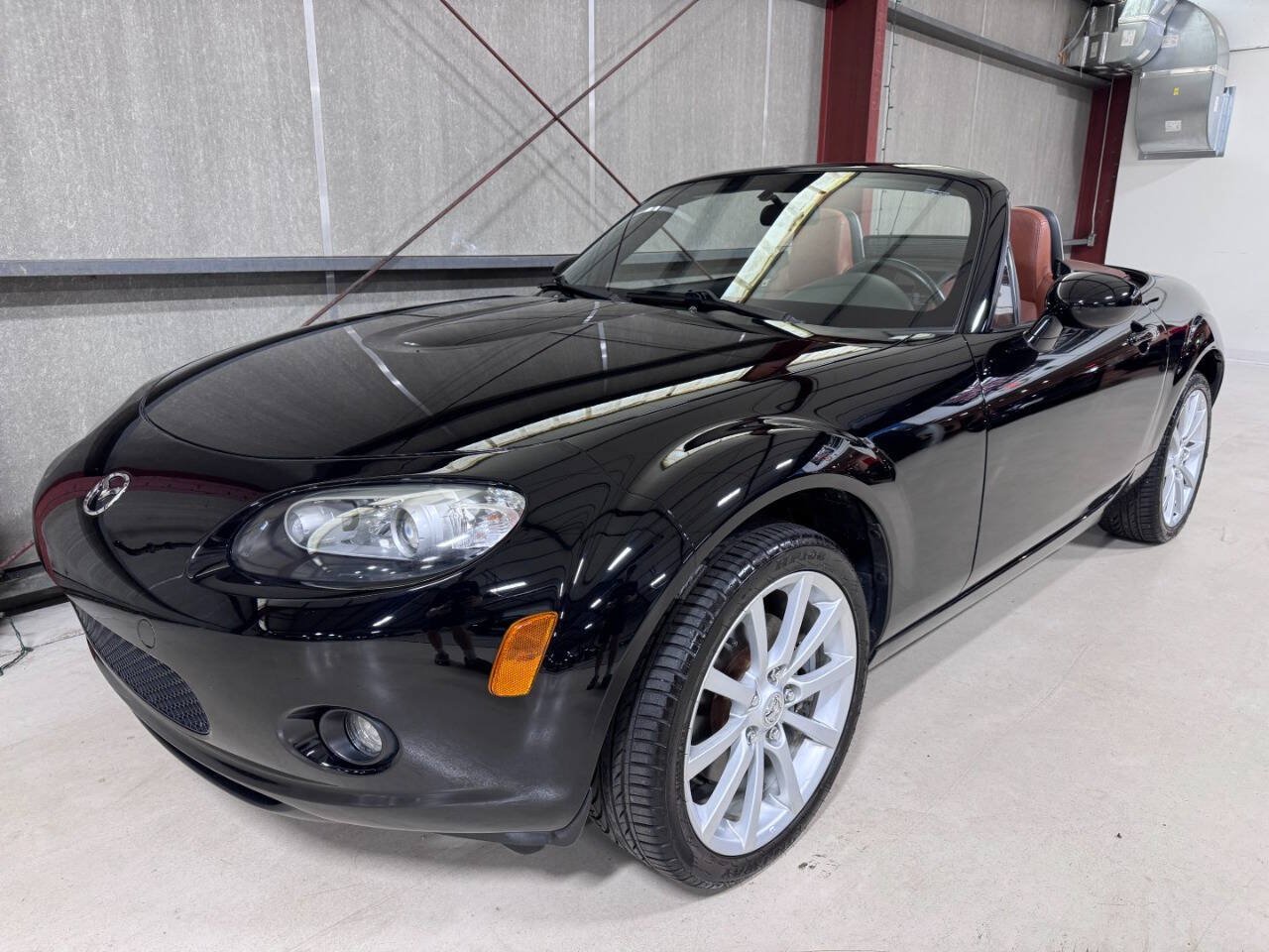 Used 2006 MAZDA MX-5 Miata Grand Touring RWD image 3