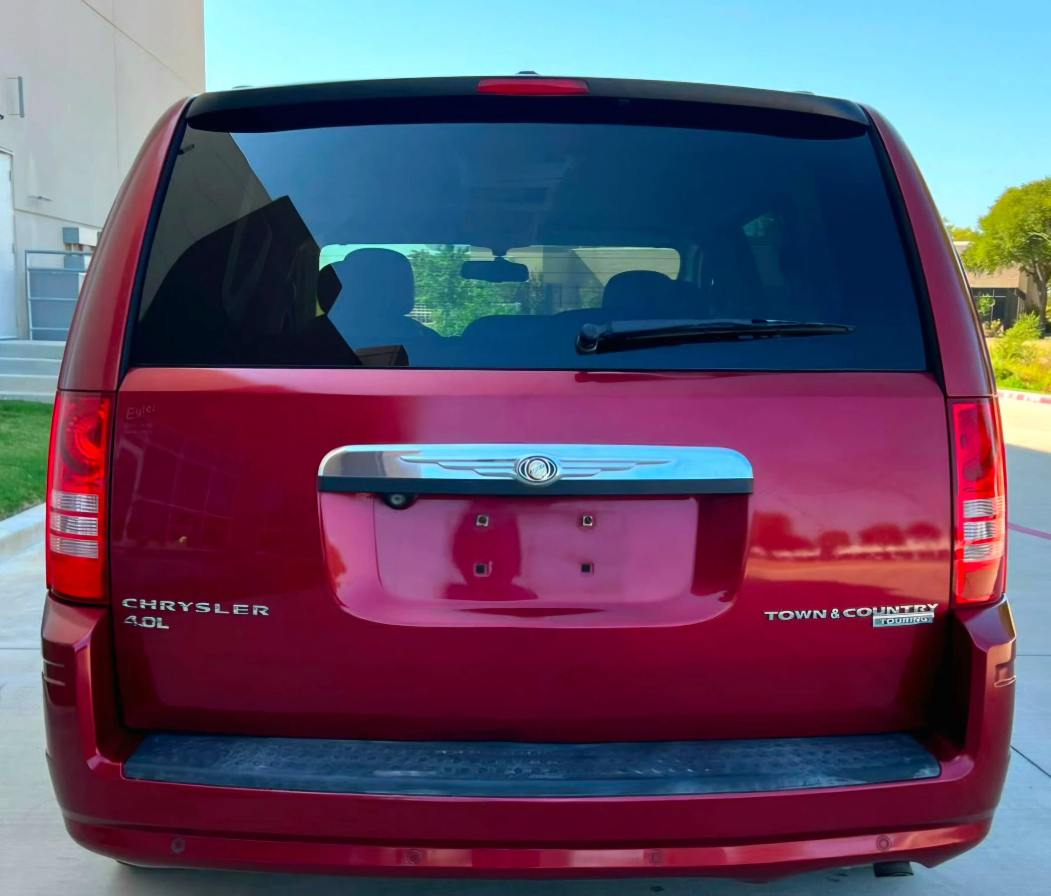 Used 2010 Chrysler Town & Country Touring Plus w/ Safetytec Group FWD image 10