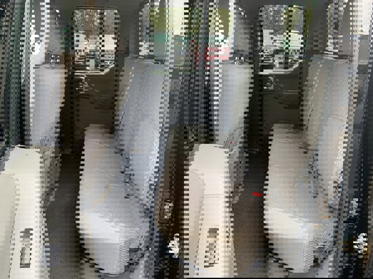 Used 2016 Nissan Frontier SV image 9