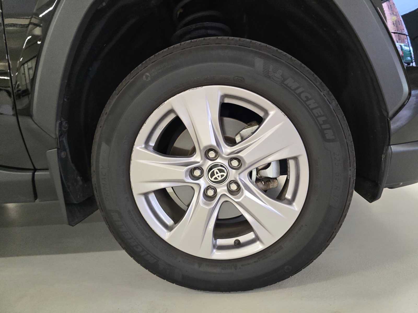 Used 2025 Toyota RAV4 XLE AWD/4WD image 9