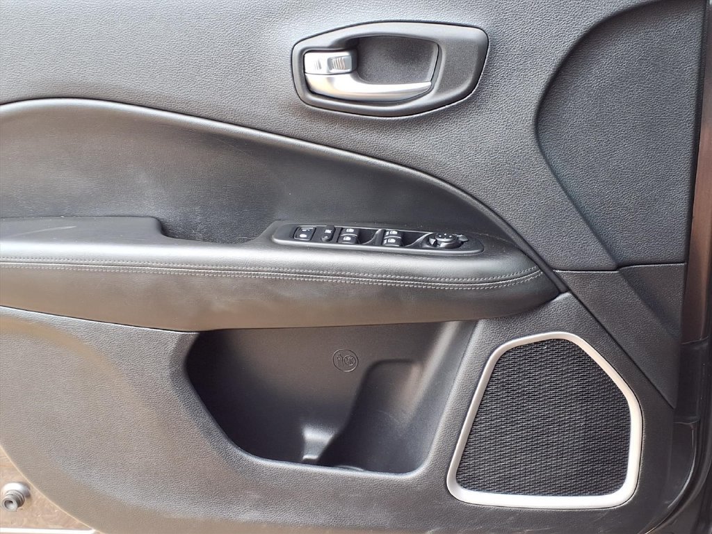 Used 2019 Jeep Compass Latitude FWD image 19