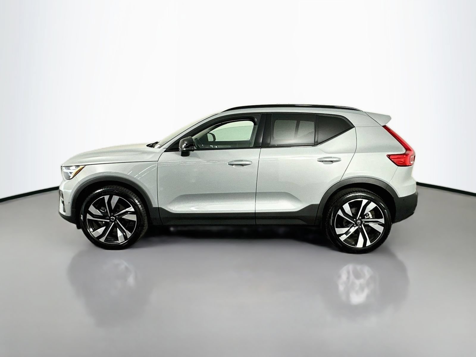 Used 2025 Volvo XC40 B5 Ultra AWD/4WD image 4