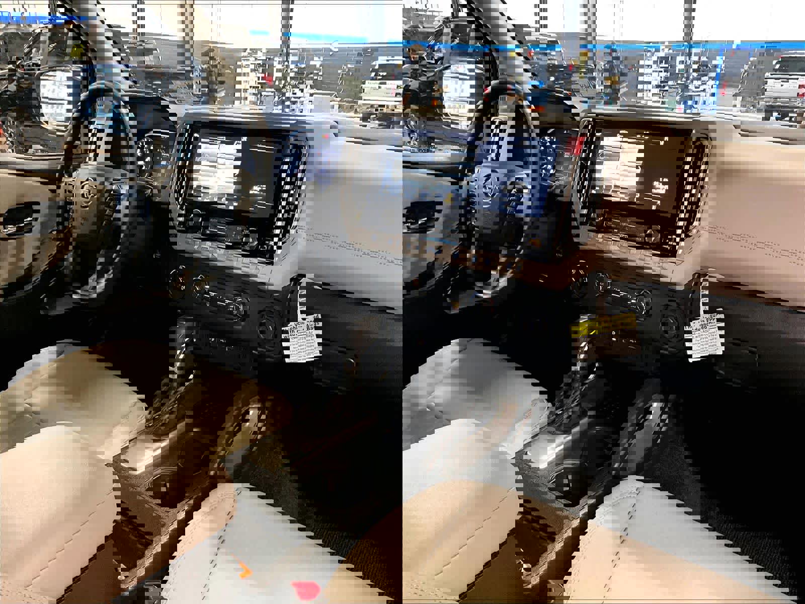 Used 2025 Nissan Frontier SV image 14