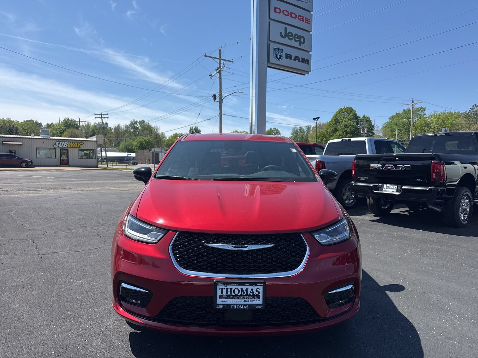 Used 2025 Chrysler Pacifica Select FWD image 2