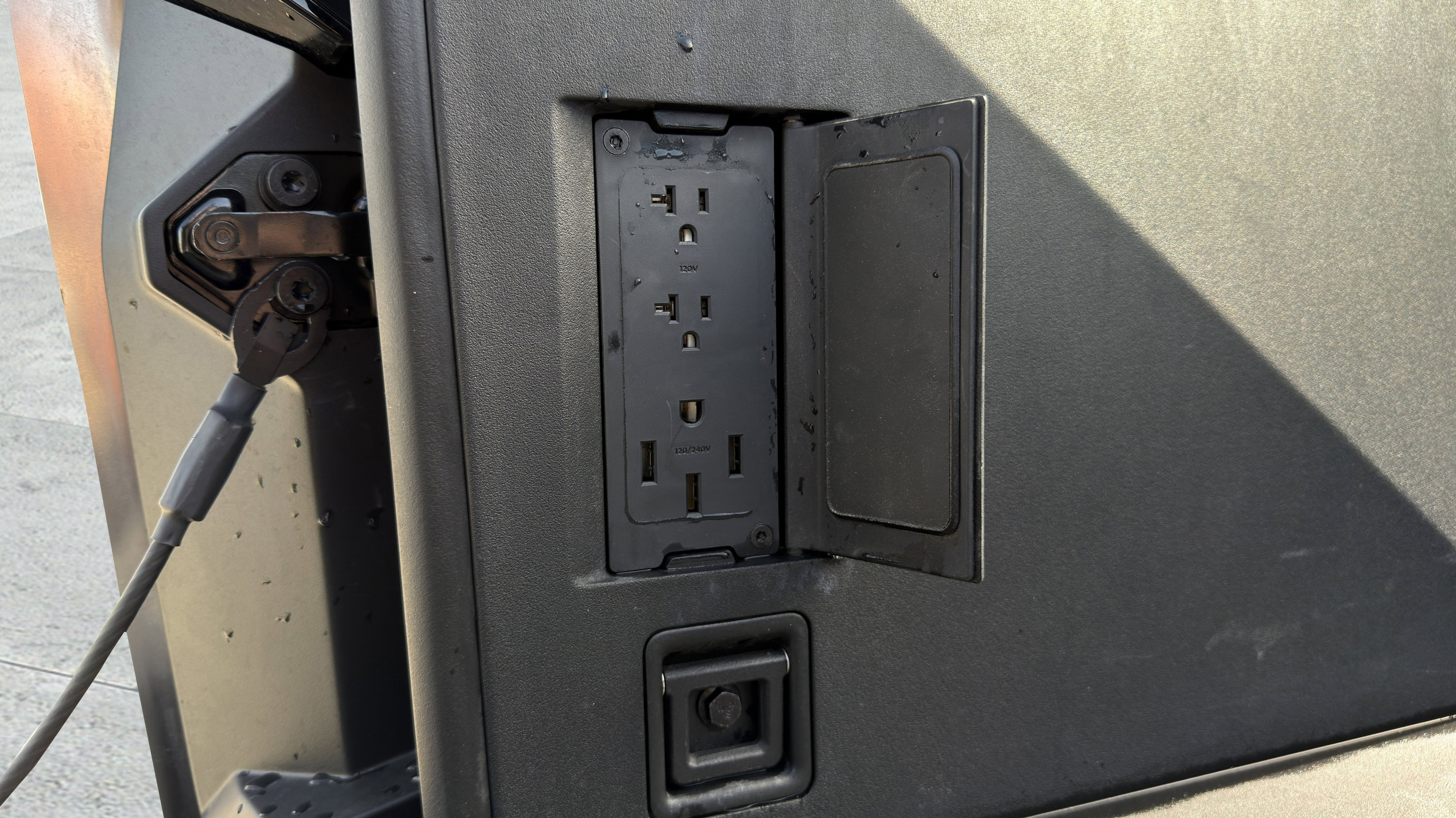 Used 2025 Tesla Cybertruck AWD Crew Cab image 49