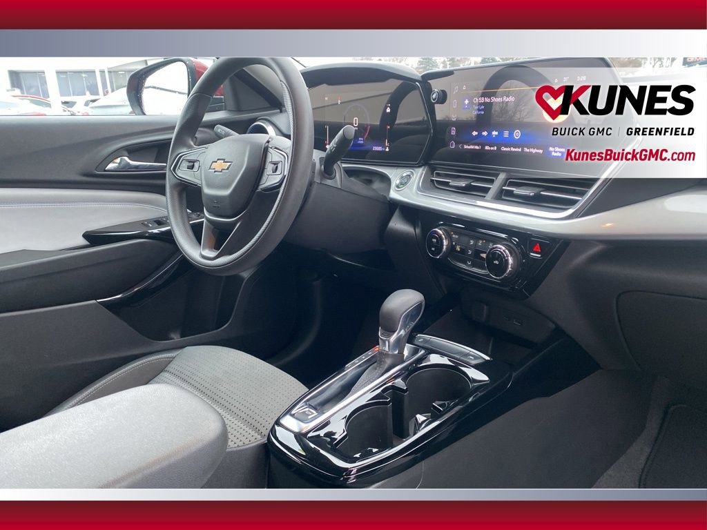 Used 2025 Chevrolet Trax LT image 38