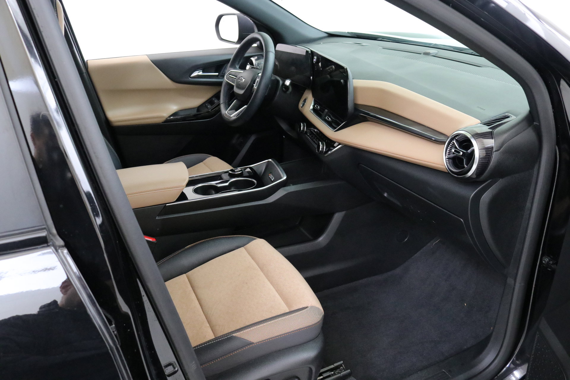 Used 2025 Chevrolet Equinox ACTIV w/ Safety and Technology Package image 28