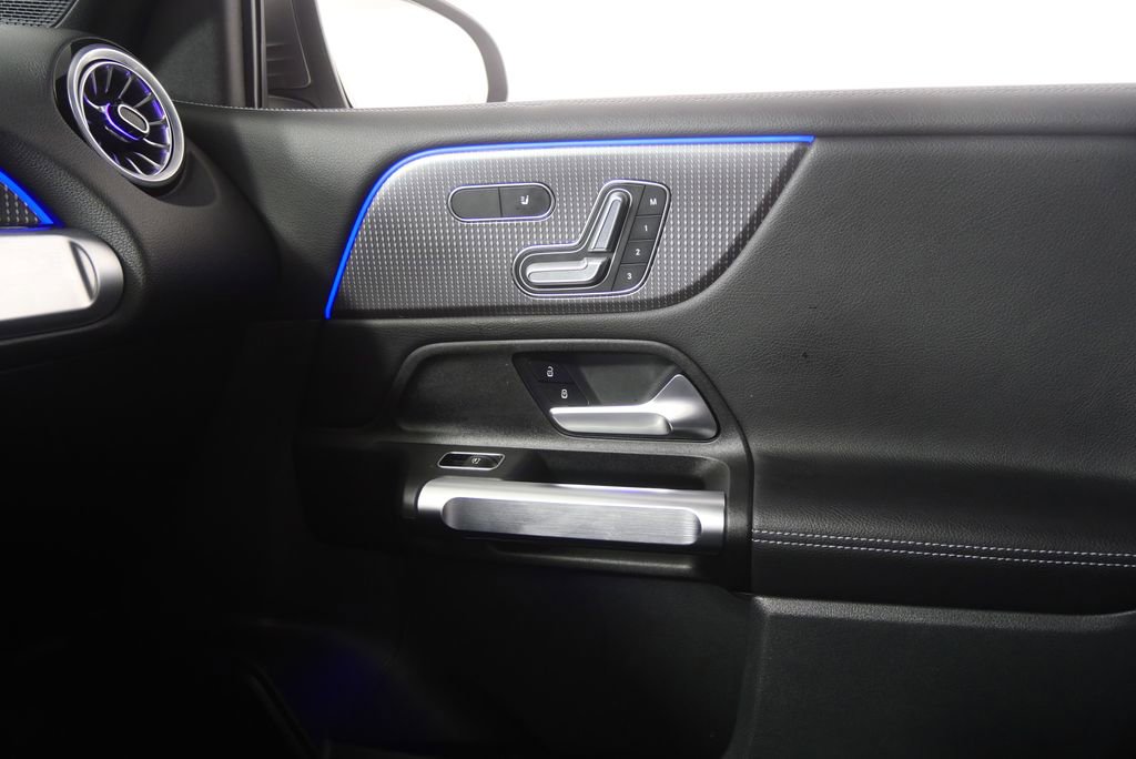 Used 2023 Mercedes-Benz GLB 250 w/ Premium Package image 20