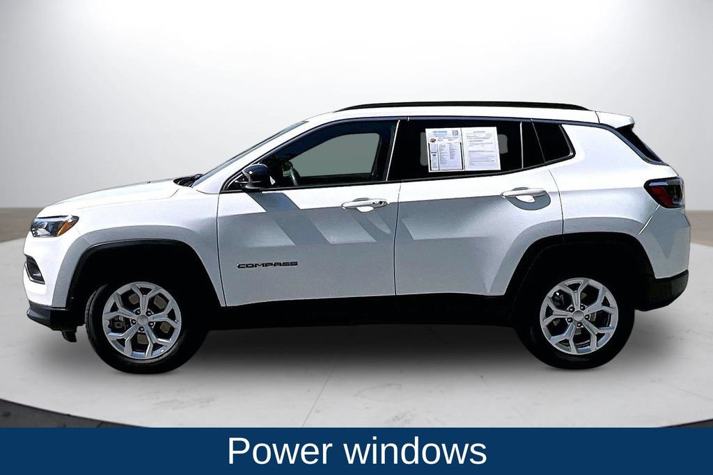 Used 2024 Jeep Compass Latitude AWD/4WD image 5